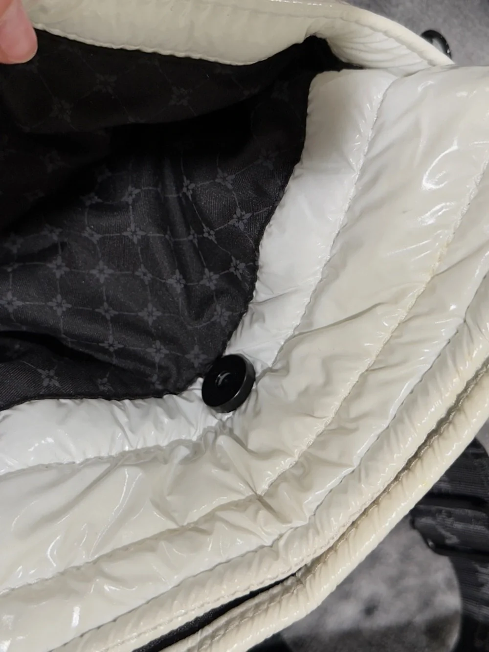 BCBGeneration White Quilted Crossbody Bag with Black Chain and Logo Strap - Picture 12 of 13
